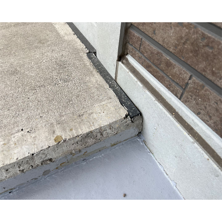 蹴り揚げのコンクリート部分にもヒビが発生しています。