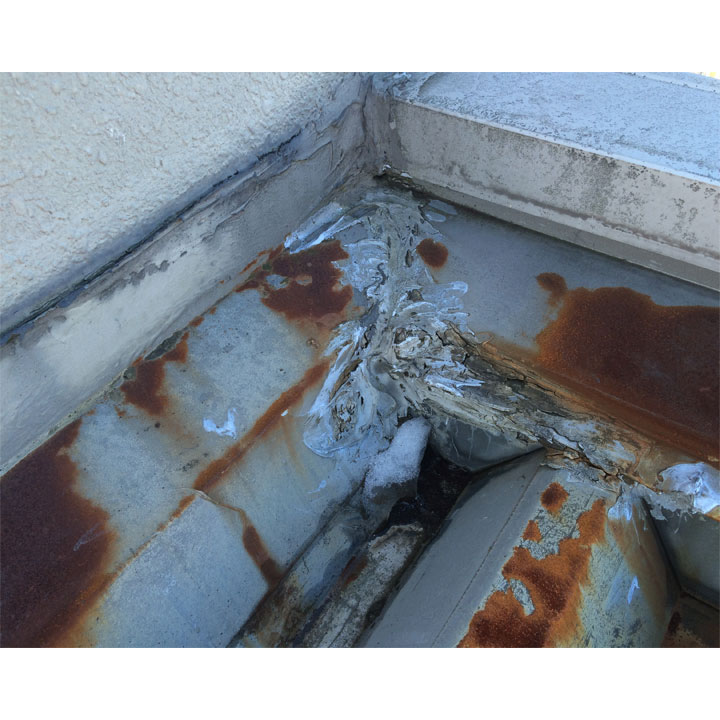破損した室外機を撤去し、屋根や周辺、コーキング等防水処理の不具合部分を1箇所1箇所確認していきます。