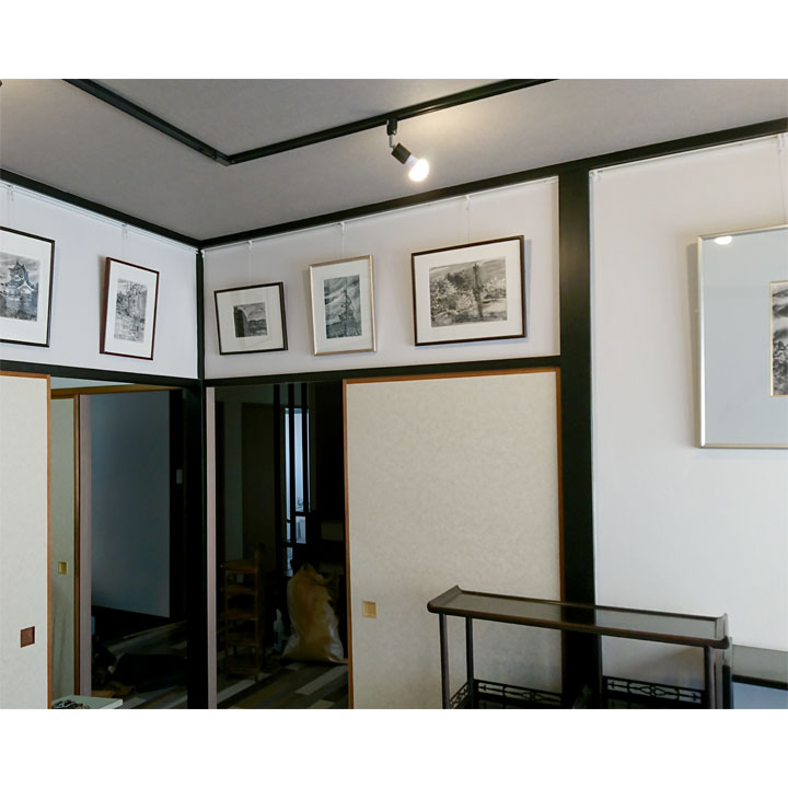 和室には日本画家であるお母さまの作品を展示しました。