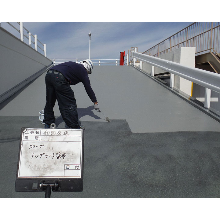 屋上の防水工事はていねいに何層も防水加工を行っていきます。